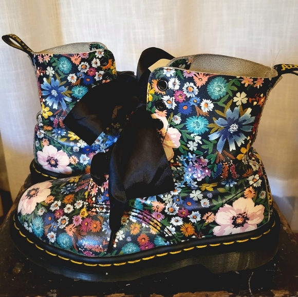 Dr. Martens Pascal Floral Boots, Size 7 US - Picture 1 of 4